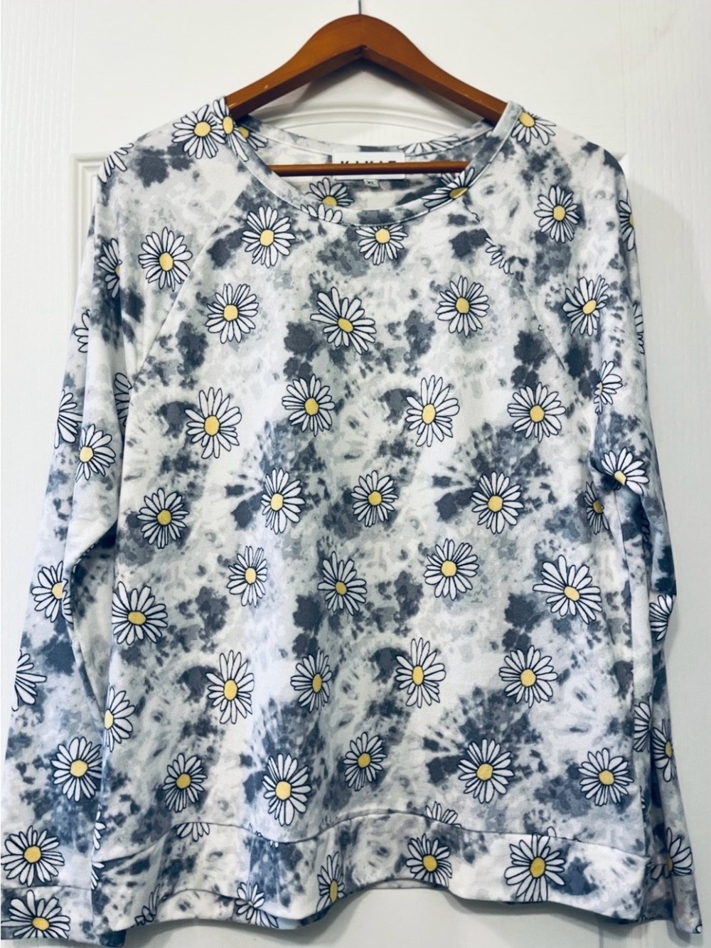 Kikit Size XL Daisy Tie-Dye Long Sleeve Top - White & Gray with Yellow Accents